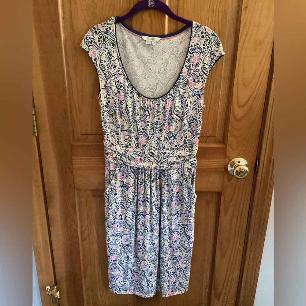 Boden midi dress with cap sleeves and scoop neckline. Size 6.  Has pockets.